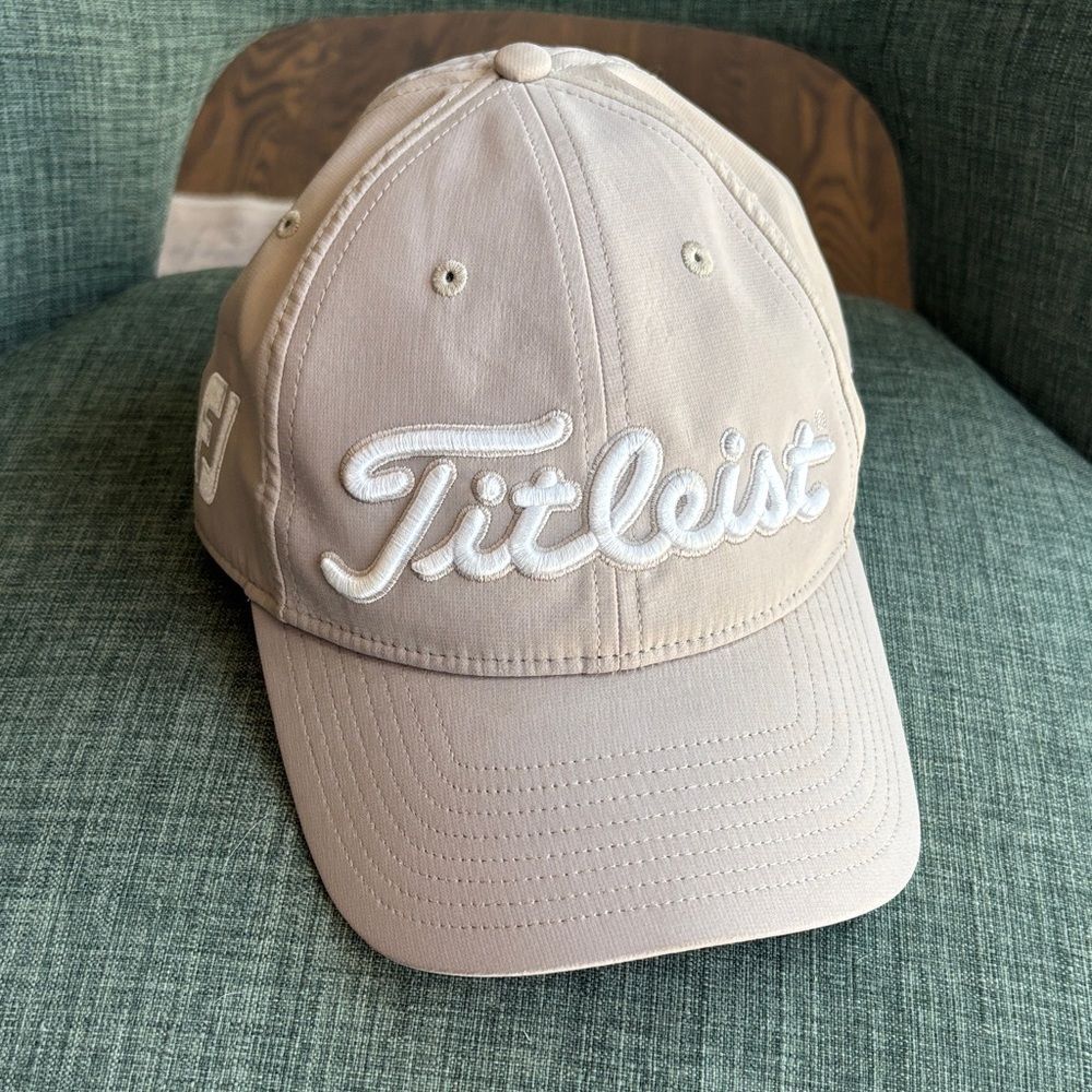 Titleist Adult Tour Performance Golf Hat Light Tan Cap White Logo Mens EUC